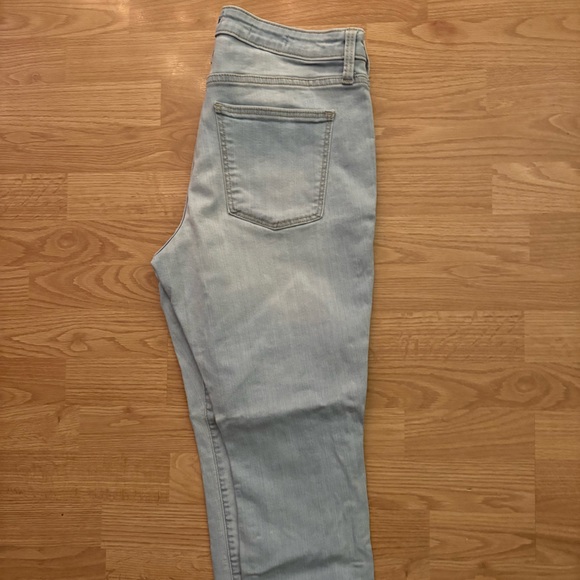 Universal Thread Light Wash Mid Rise Jeans - Picture 2 of 5